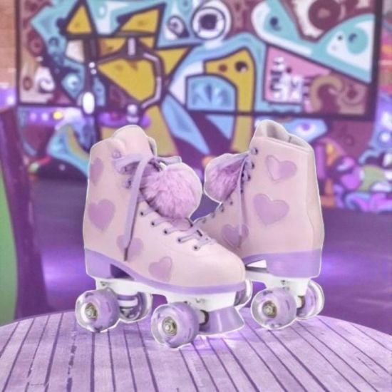 صورة سكيت رول كلاسيك بالدانتيل وكرات الفرو